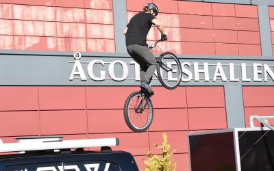 Saman med Joachim Skjævestad, gav Eirik Frantzen Ulltang (biletet) publikum eit imponerande sykkel-show.