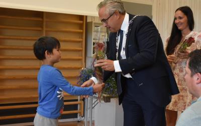 Ordførar Tom Georg Indrevik delte ut roser til førsteklassingane på den første skuledagen.