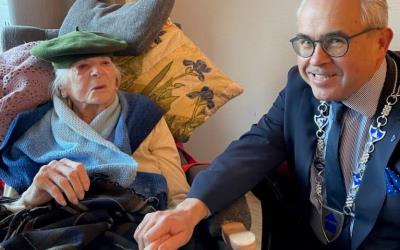Nancy Gjelsvik fylte 105 år på onsdag.. Ordførar Tom Georg Indrevik gratulerte henne med dagen. 