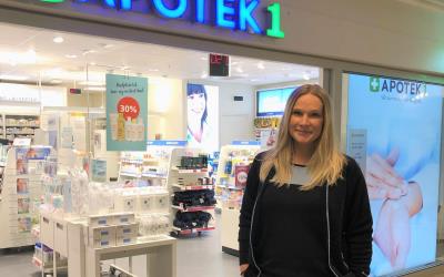 Hege-Kristine Lorentzen ønskjer velkomen til vaksinasjon på Apotek 1 Sund Senter frå onsdag 26. januar.