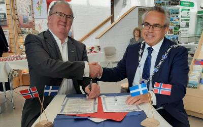 Avtalen vart underteikna av Davie Sandison og Tom Georg Indrevik