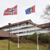 Rådhuset på Straume med det norske og samiske flagget.
