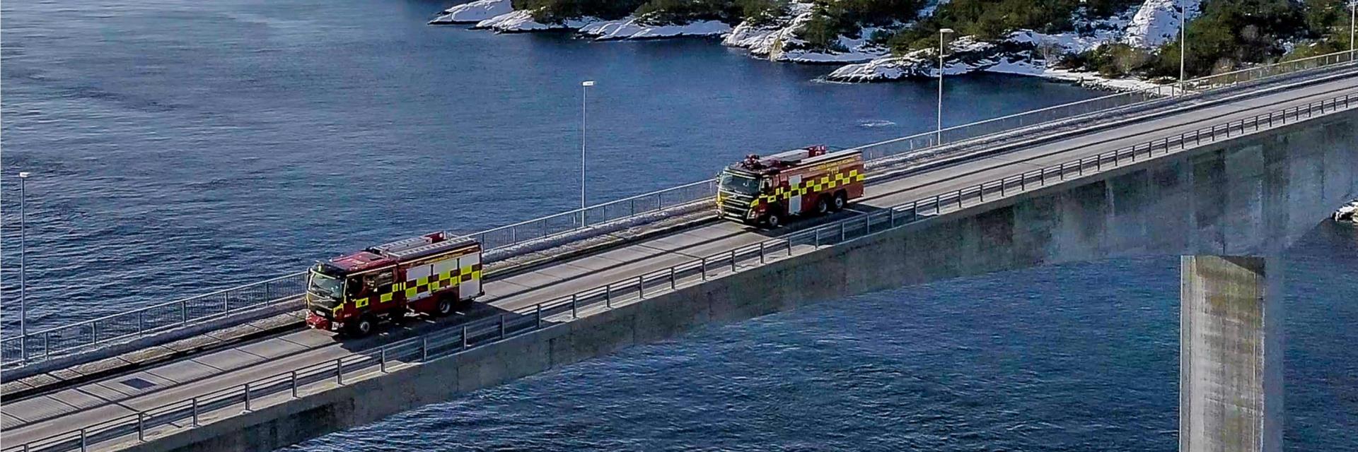 Brannbilar på Rongesundet bru | Foto: Geir Jensen