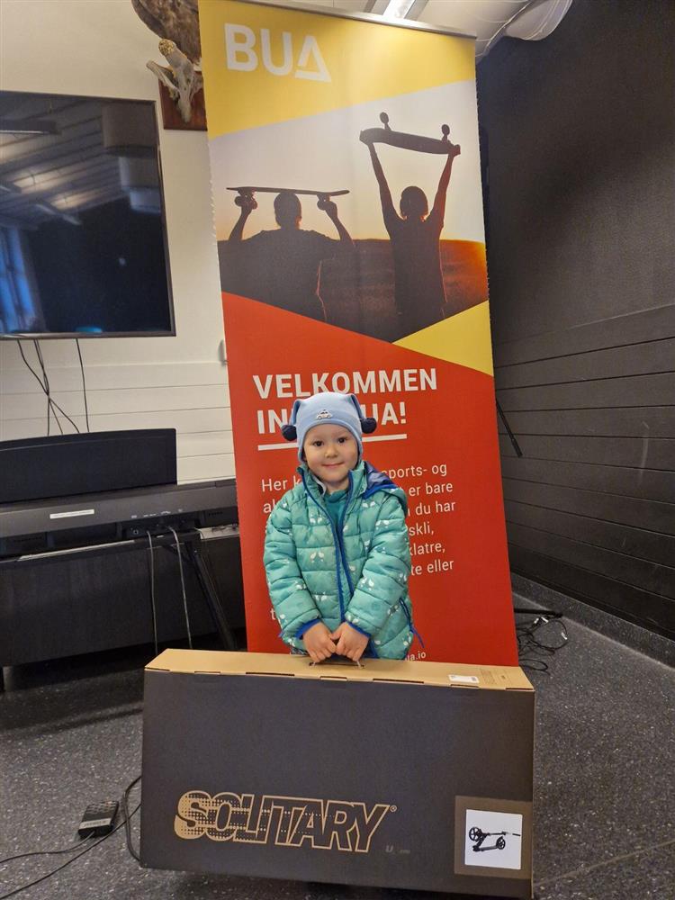 Mikkel Låstad Tjong (3) vann sparkesykkel. - Klikk for stort bilete
