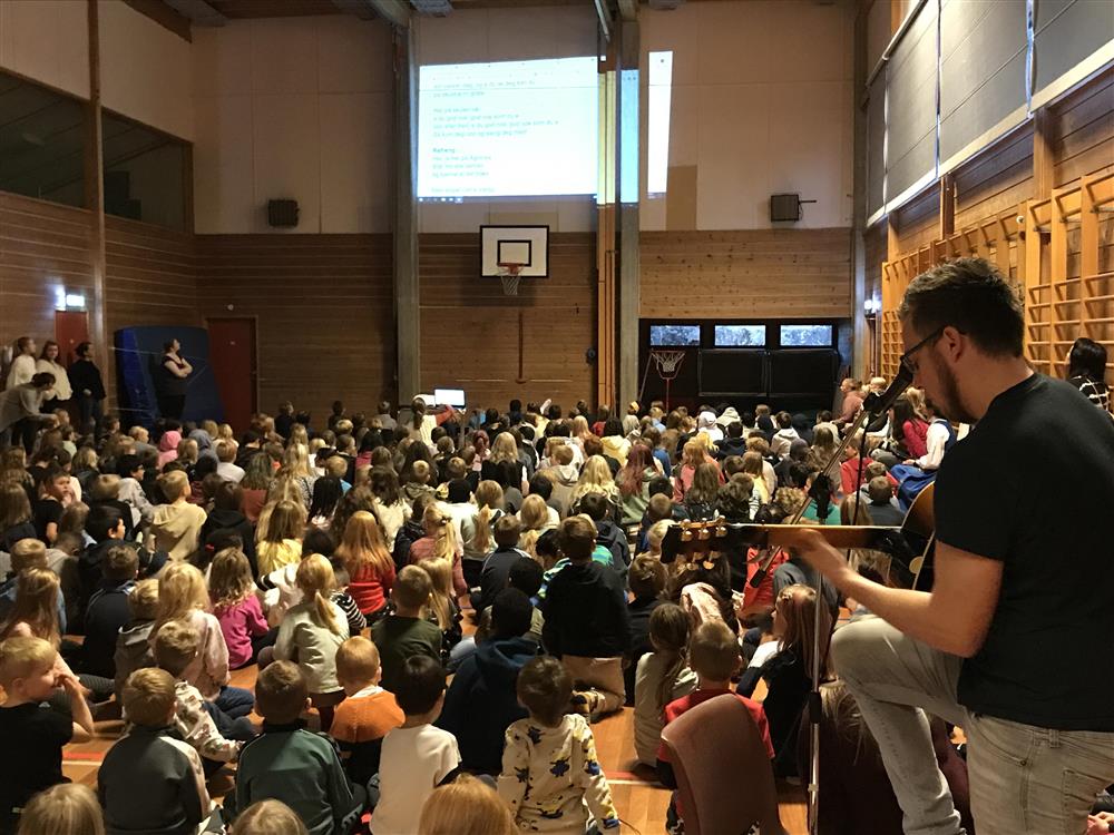 Markering av FN-dagen i gymsalen på skule.  - Klikk for stort bilete