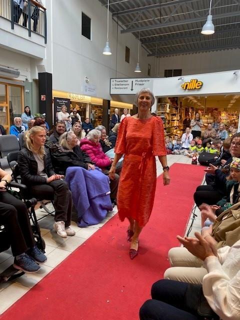 Frå moteshowet på Rong - Klikk for stort bilete