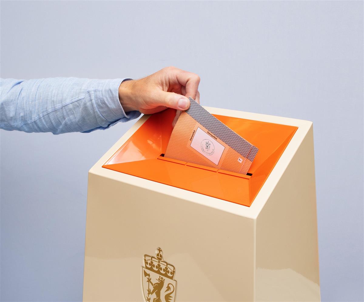 Ill. Stemmeseddel i stemmeurne - Klikk for stort bilete