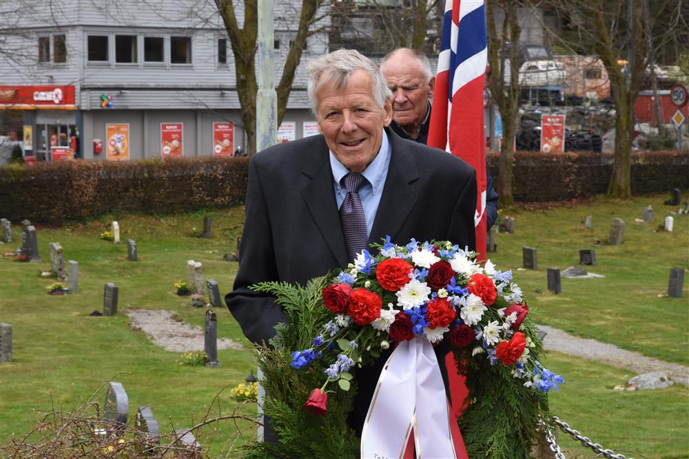 Jan Utkilen la ned krans på vegner av Fjell festning. - Klikk for stort bilete