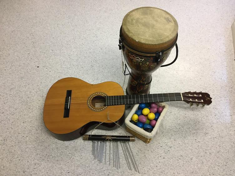 Gitar, tromme og rassle-egg til musikksamling - Klikk for stort bilete