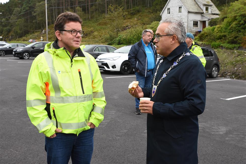 Seksjonssjef for infrastruktur i Vestland fylkeskommune, John Martin Jacobsen og Tom Georg Indrevik - Klikk for stort bilete
