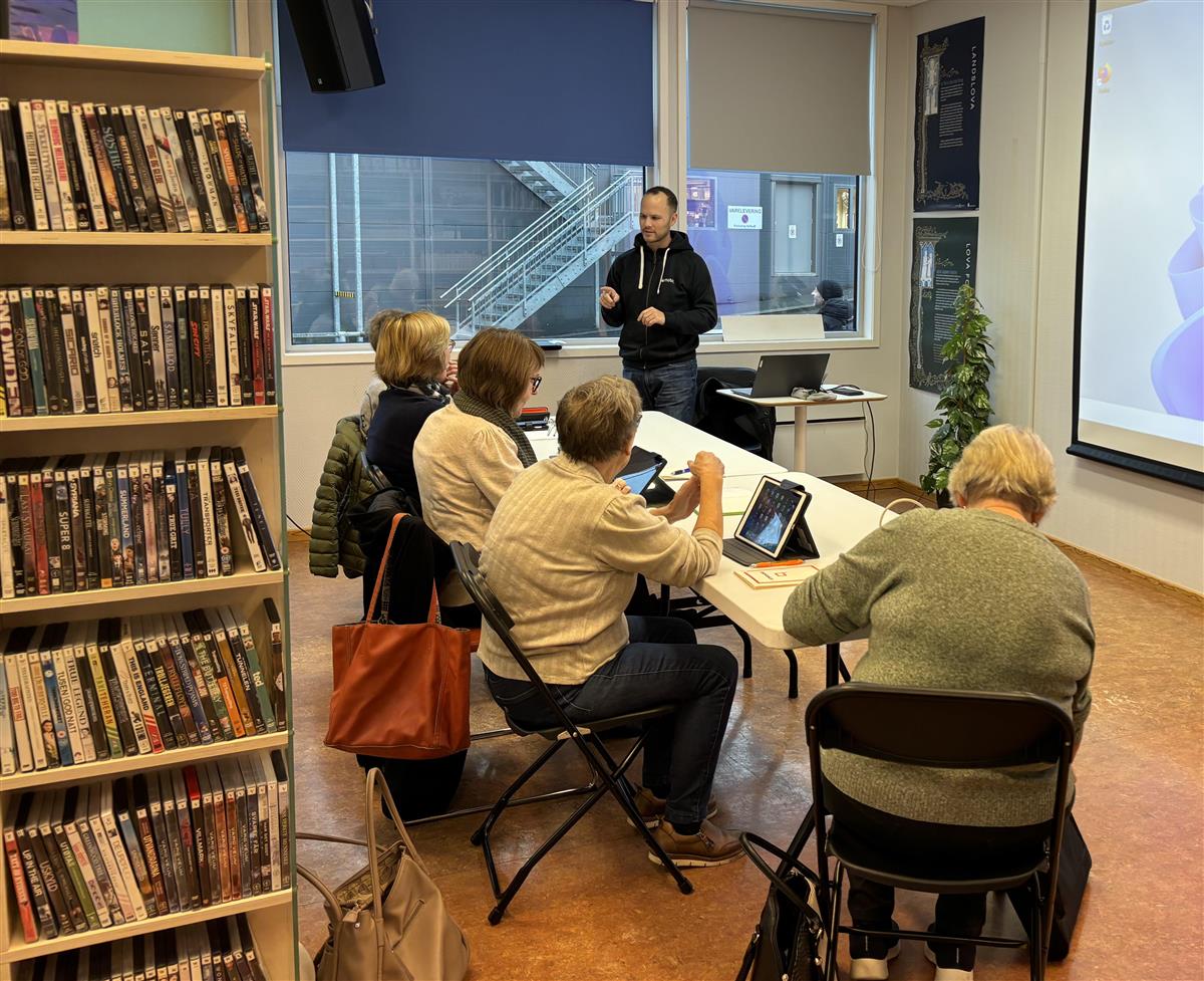 Datakurs på innbyggartorg og bibliotek i Skogsvåg - Klikk for stort bilete