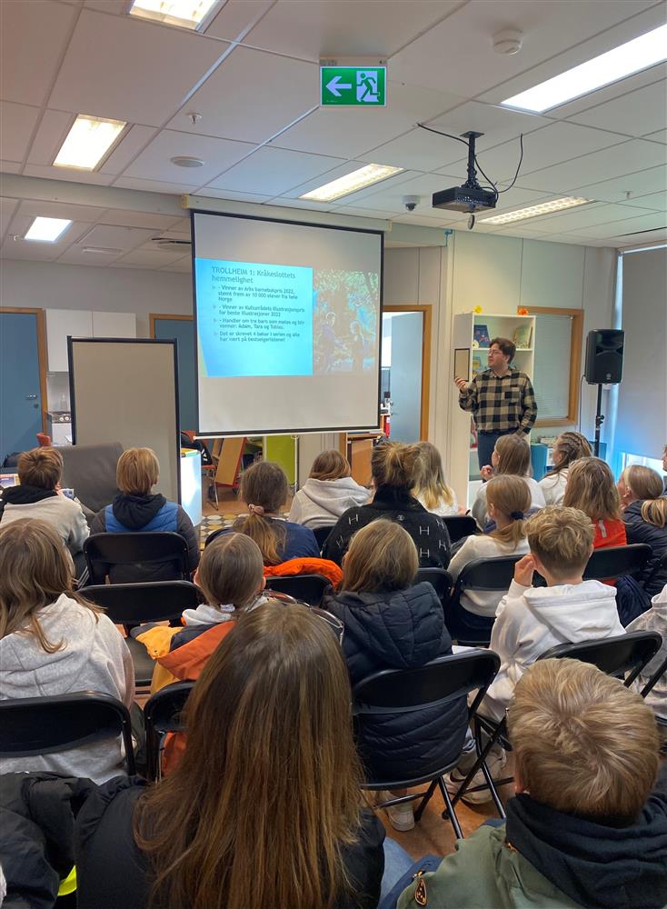 Forfattar som møter elevar på innbyggartorg og bibliotek - Klikk for stort bilete