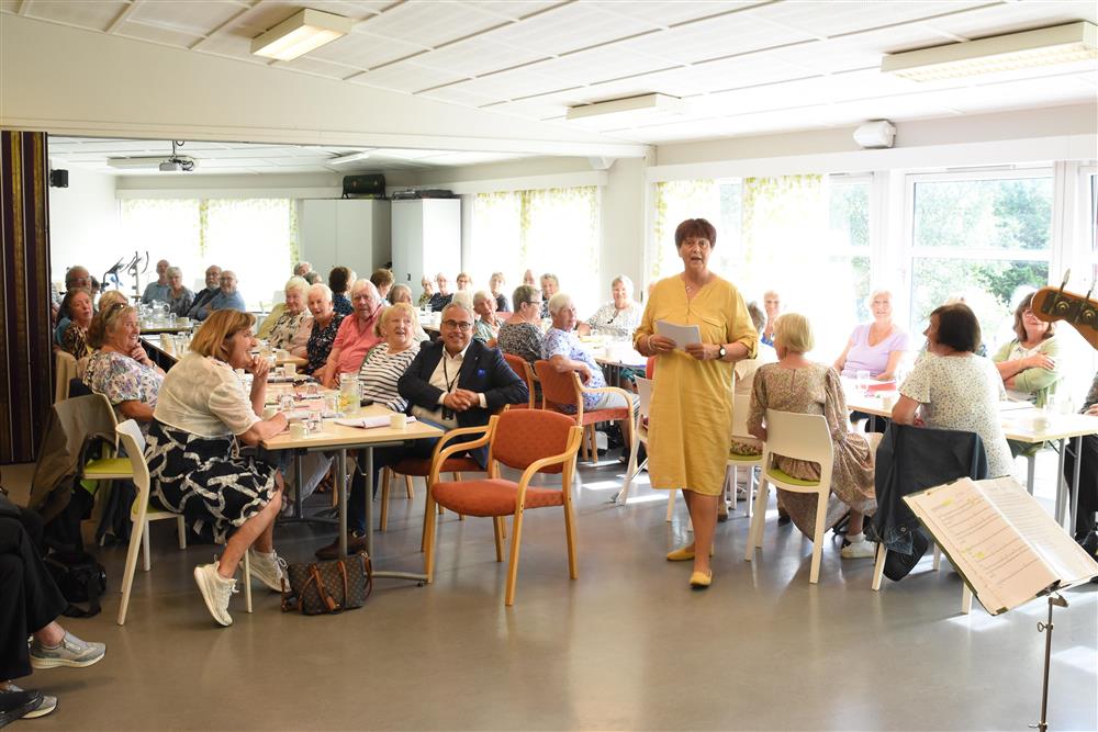 Martha Sangolt framfor forsamlinga - Klikk for stort bilete
