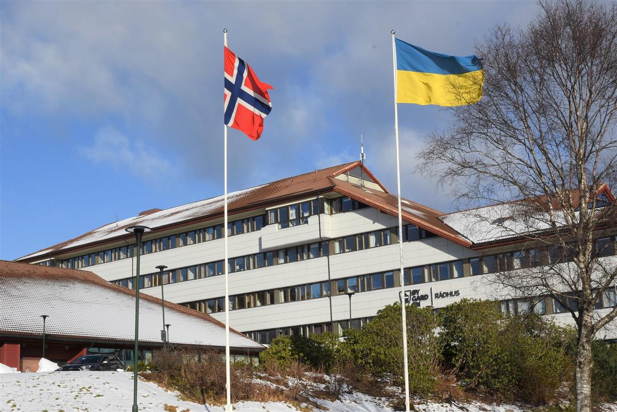 Det norske og ukrainske flagget ved Øygarden rådhus på eittårsdagen for ukrainakrigen 24. februar.  - Klikk for stort bilete