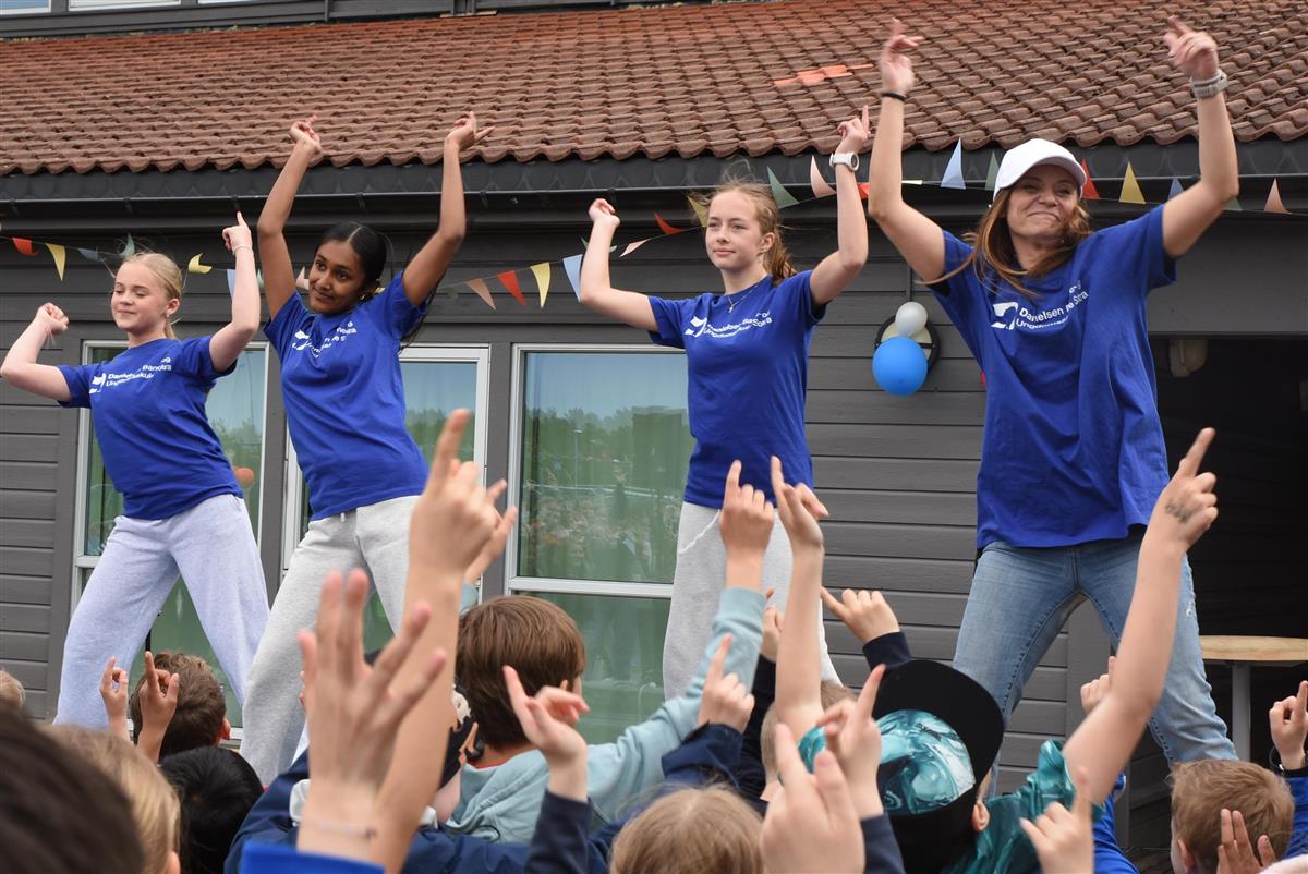 Fire dansarar vise korleis Danielseen-dansen utførast. - Klikk for stort bilete