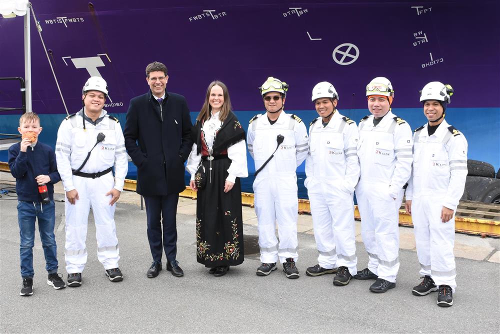 Frå skipsdåpen - Klikk for stort bilete