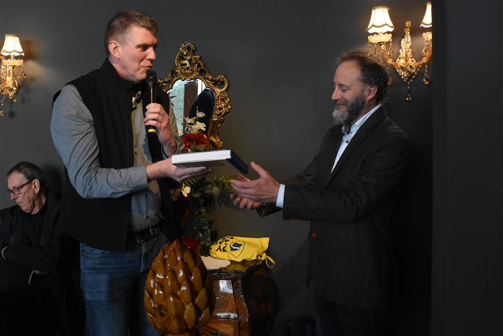 Kenneth Braltland overleverte eksemplar av band 5 til Lennart Fjell - Klikk for stort bilete