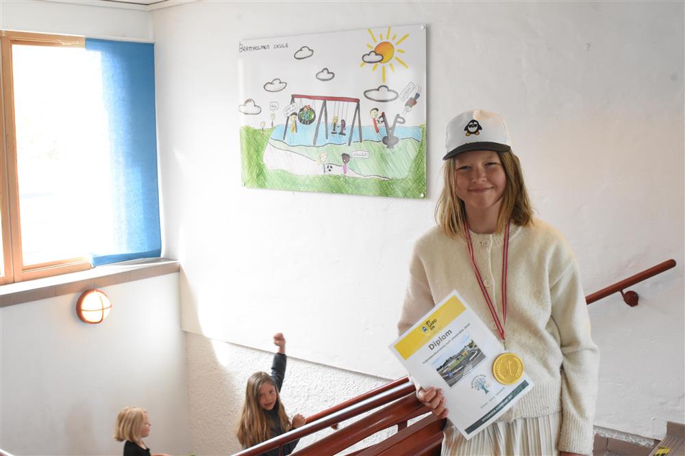 Jenny Røssland framfor bilete ho har måla. - Klikk for stort bilete