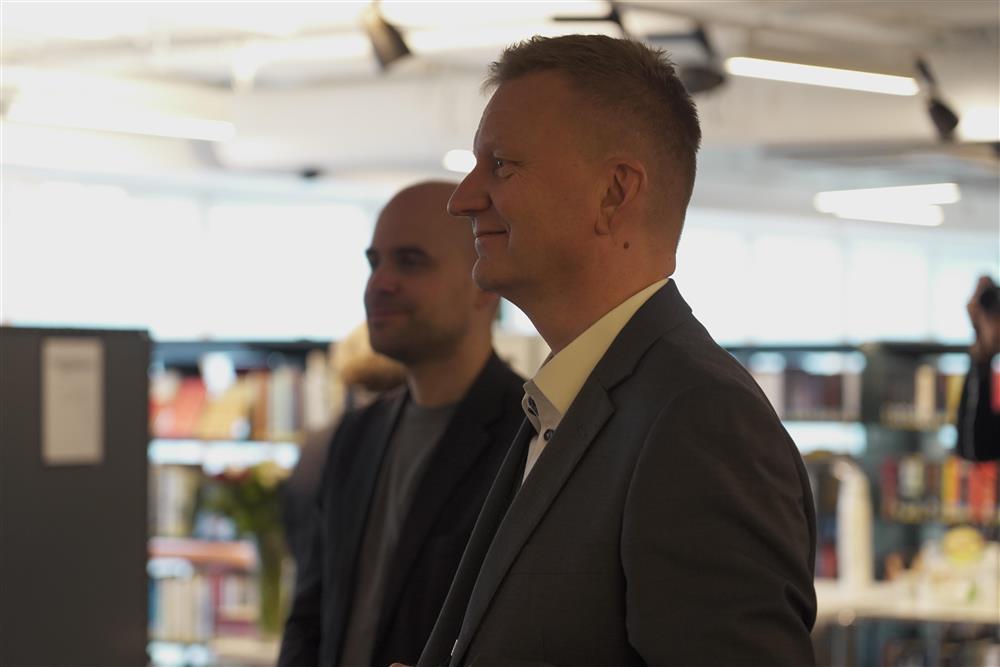 Kommunedirektør Johnny Breivik og Christian Larsen frå KS - Klikk for stort bilete