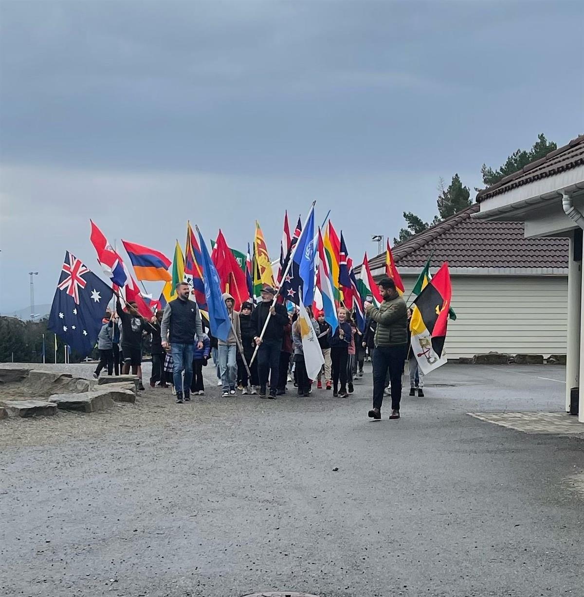 Fredsmarsj rundt Skogsvåg skule - Klikk for stort bilete