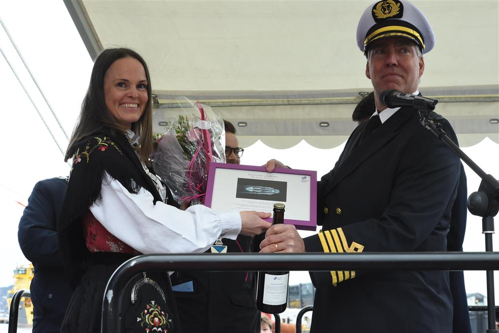 Frå skipsdåpen - Klikk for stort bilete