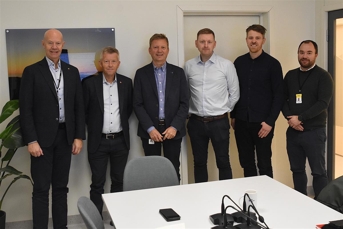 Frå venstre; avdelingsleiar Kenneth Bøe (Veidekke), distriktsleiar Thor Småbrekke (Veidekke),  kommunedirektør Johnny Breivik, prosjektleiar Øygarden kommune Christian Alsaker, John André Vegge (tek over som prosjektleiar for Øygarden om kort tid) og kommunalsjef for Oppvekst, Marius Sylta. - Klikk for stort bilete