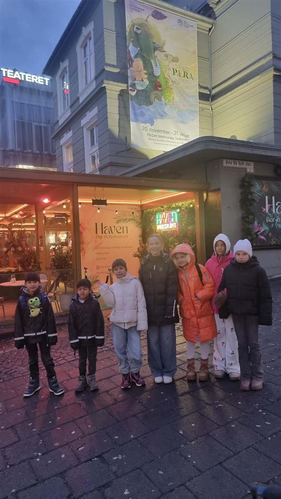 Frå teaterbesøket - Klikk for stort bilete