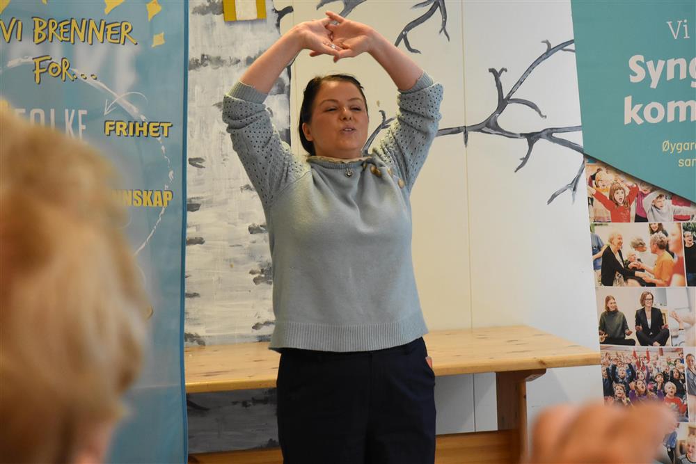 Dirigent Vivian Steinsland - Klikk for stort bilete