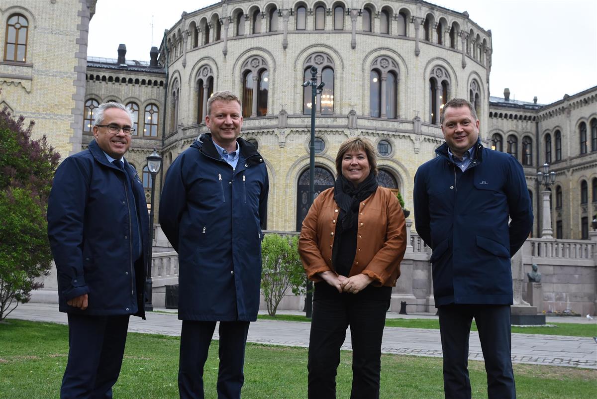 gasjonen framfor Stortinget. Frå venstre; Tom Georg Indrevik, Johnny Breivik, Marianne Sandahl Bjorøy og Rikard Ledang. - Klikk for stort bilete
