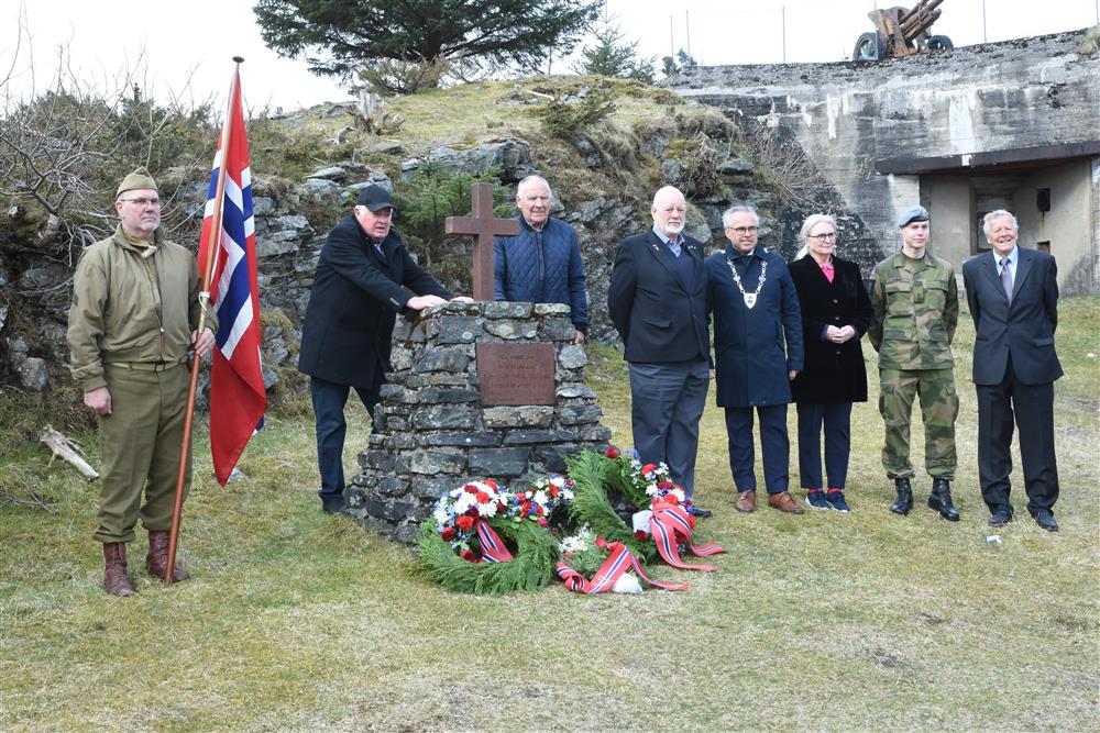 Fjell festning. Frå venstre; Vidar Arnesen., John Kjell Fjeld, Arvid Kaalaas, Svein Berger Bjørge, Tom Georg Indrevik, Torill Selsvold Nyborg, Atle Sande og Jan Utkilen. - Klikk for stort bilete