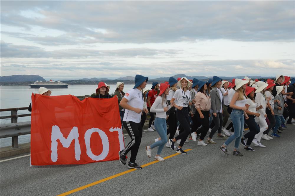 MOT-ungdomar på Rongesundet bru - Klikk for stort bilete