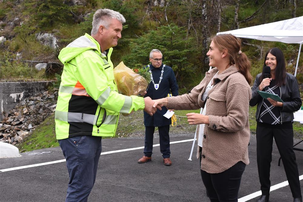 Prosjektleiar i Hordaland fylkeskommune, Bernt Vallestad,  vert takka for innsatsen. - Klikk for stort bilete