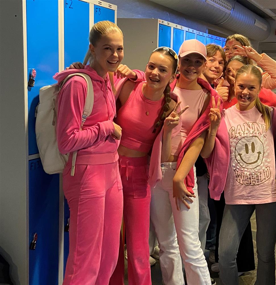 Elevar på SUS hadde kledd seg i rosa klede for å støtta kampen mot brystkreft - Klikk for stort bilete