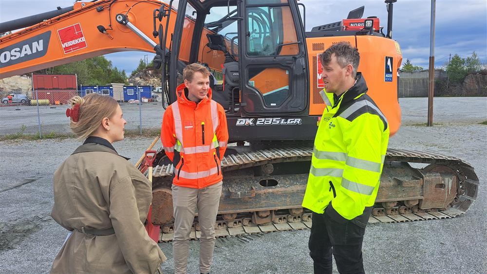 Journalist i Vestnytt Ada Gjersvik Fossåskaret i samtale med prosjektleiar i Veidekke Anders Flaa og prosjektleiar Øygarden kommune John André Vegge. - Klikk for stort bilete