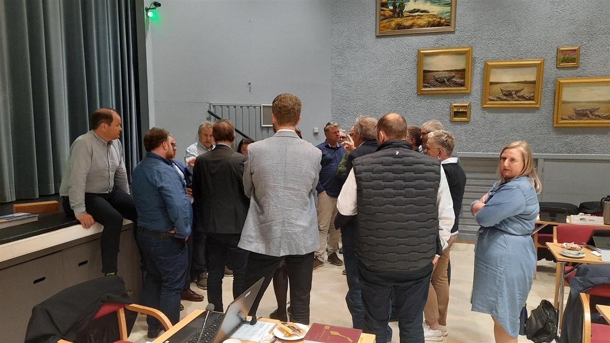 Fleirtalspartia har gruppemøte i saka om lån til Øygarden FK. - Klikk for stort bilete