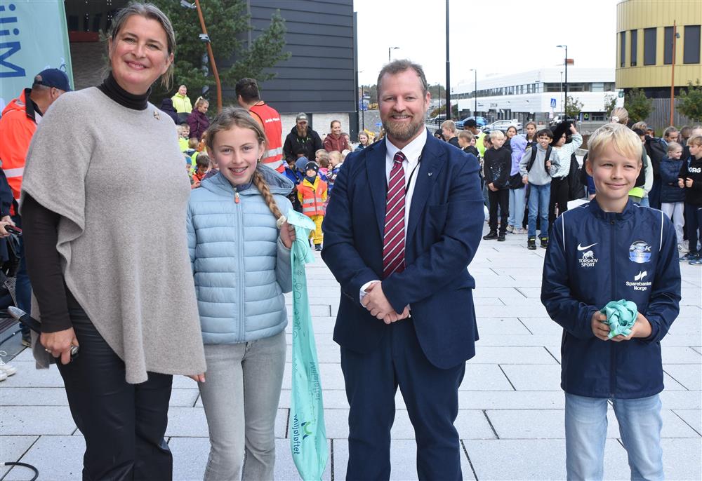 Gåsemyr, Thea Leane Mortensen Lynge, Børge Haugetun og Isak Vik. Thea Leane og Isak (6. kl. Brattholmen skule) heldt i snora då ho var klipt. - Klikk for stort bilete