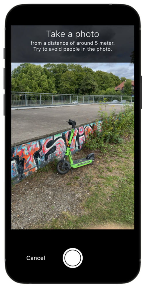 2. Ta et bilde av den feilparkerte sparkesykkelen (f.eks. en sparkesykkel som blokkerer fortauet). - Klikk for stort bilete