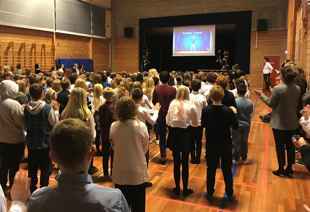 Markering av English School Day i gymsalen på skulen - Klikk for stort bilete