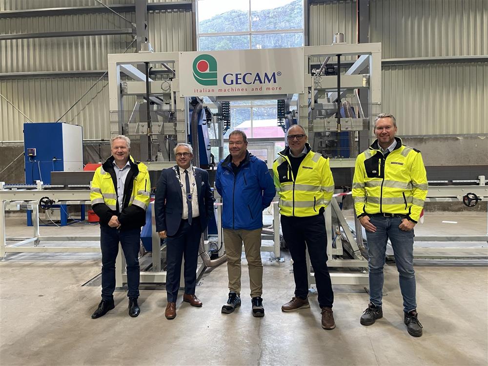 Frå venstre; Stein-Yngve Iversen (direktør for Smith Stål Sør-Norge), ordførar Tom Georg Indrevik, Bjørn Garvik (AIL, leverandør                                                                                                                                                                                             av slipemaskin), Frank Brandhaug (dagleg leiar Smith Stål Bergen) og Ronnie Høvik (driftssjef) - Klikk for stort bilete