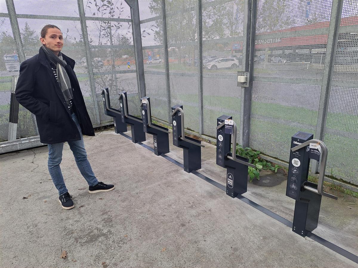 Christoph Beidenhauser håpar på auka bruk av sykkelhotellet med nye sykkelstativ. - Klikk for stort bilete