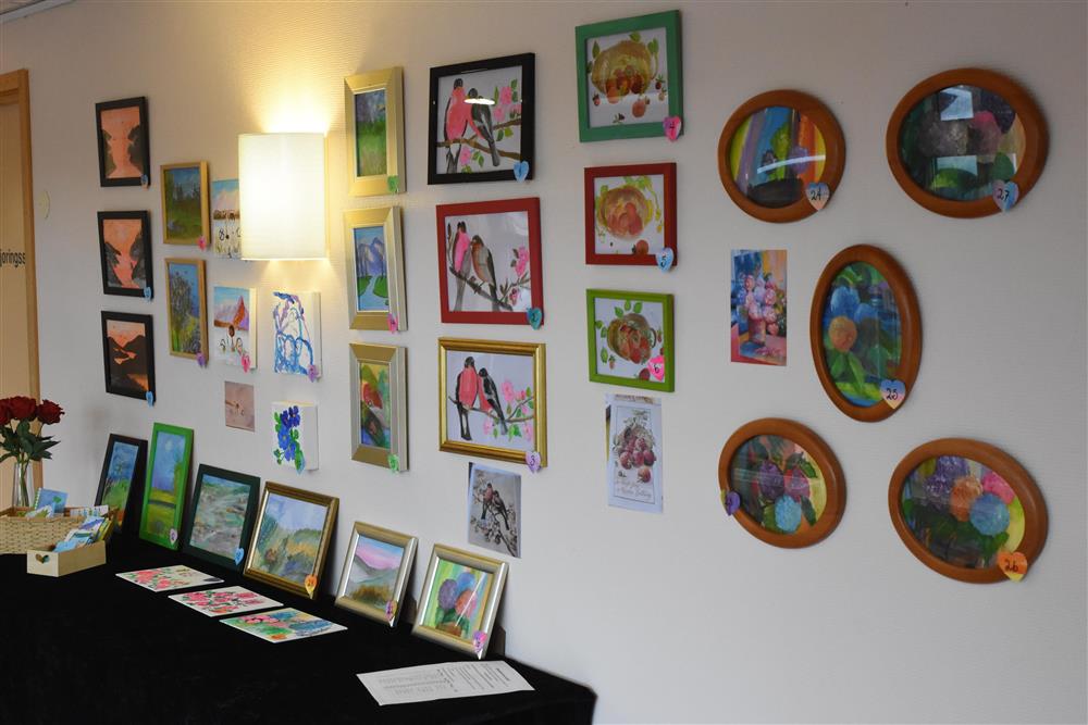 Frå opninga av måleriutstillinga på tysdag - Klikk for stort bilete