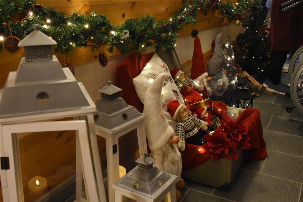 Frå opninga av julebyen på Tednebakkane omsorgssenter. - Klikk for stort bilete