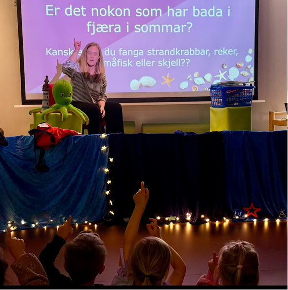 Styrar Evelyn Spilde stiller spørsmål til barna. - Klikk for stort bilete