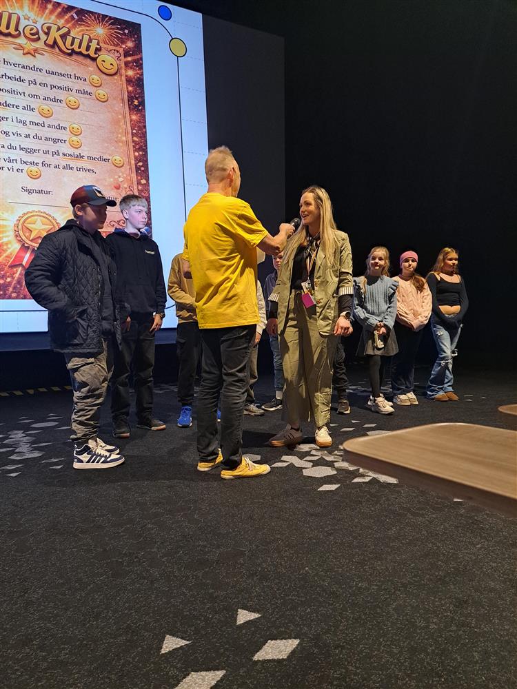 Rolf Øvretveit intervjuar elevar og rektor på Skogsvåg skule, Ingrid Hestad. - Klikk for stort bilete