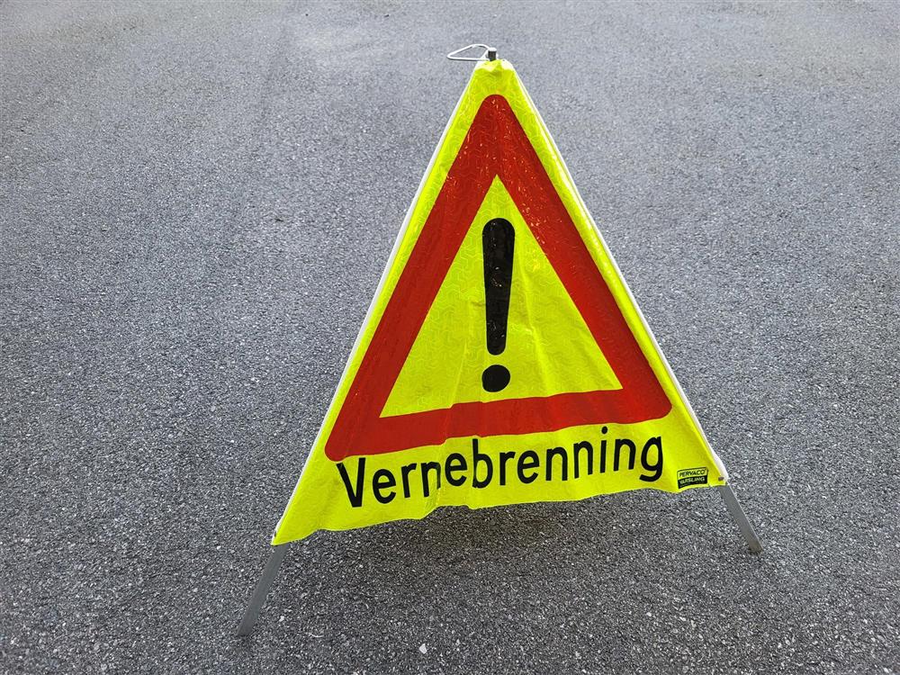 •	Varselskilt om utmarksbrenning med varseltrekant og teksten &quot;Vernebrenning&quot;. - Klikk for stort bilete