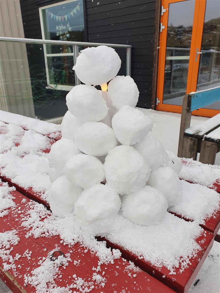 Snølykt laga av snøballar - Klikk for stort bilete