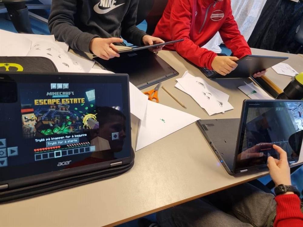 Elev jobbar med koding på PC - Klikk for stort bilete