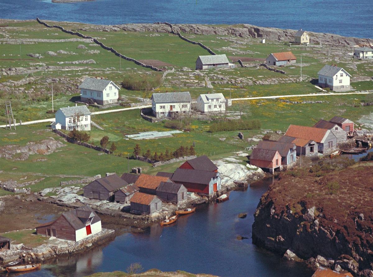Flyfoto av Herdlevær på 1960-talet. Widerøe's Flyveselskap. - Klikk for stort bilete