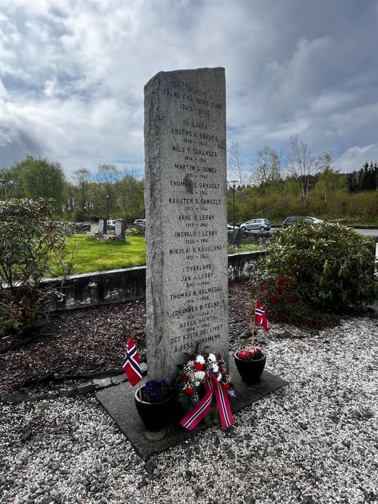 Minnestøtta ved Sund kyrkje - Klikk for stort bilete