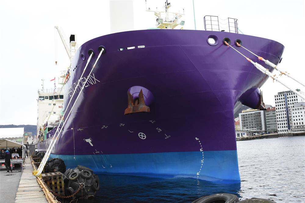 Frå skipsdåpen - Klikk for stort bilete